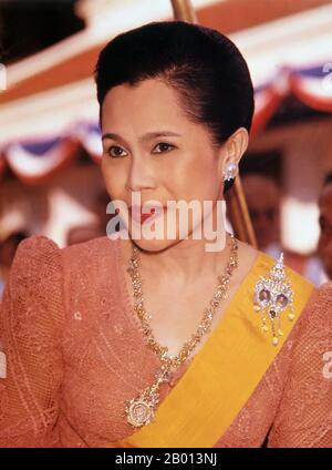 Thailand: Königin Sirikit (12. August 1932 - ), Gemahlin von Bhumibol Adulyadej (Rama IX), König von Thailand, c. 70er Jahre. Somdet Phra Nang Chao Sirikit Phra Borommarachininat, die am 12. August 1932 geborene Mutter Rajawongse Sirikit Kitiyakara, ist die Gemahlin von Bhumibol Adulyadej, König (Rama IX) von Thailand. Sie ist die zweite Regentin der Königin von Thailand (die erste Regentin war Königin Saovabha Bongsri von Siam, später Königin Sri Patcharindra, die Königin Mutter). Am 21. Juli 2012 erlitt sie einen Schlaganfall und wurde seitdem nicht mehr in der Öffentlichkeit gesehen. Stockfoto