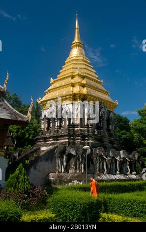 Thailand: Vergoldeter Chedi Chang Lom, umgeben von Sukhothai-Elefanten, Wat Chiang man, Chiang Mai. Wat Chiang man (Chiang Mun) wurde 1297 n. Chr. erbaut und gilt als der älteste Tempel von Chiang Mai. Es wurde an der Stelle errichtet, die König Mangrai während des Baus seiner neuen Hauptstadt Chiang Mai als Lager genutzt hatte. Chiang Mai (was "neue Stadt" bedeutet), manchmal auch als "Chiengmai" oder "Chiangmai" geschrieben, ist die größte und kulturell bedeutsamste Stadt im Norden Thailands. König Mengrai gründete die Stadt Chiang Mai im Jahr 1296, und es folgte Chiang Rai als Hauptstadt des Lanna Königreichs. Stockfoto