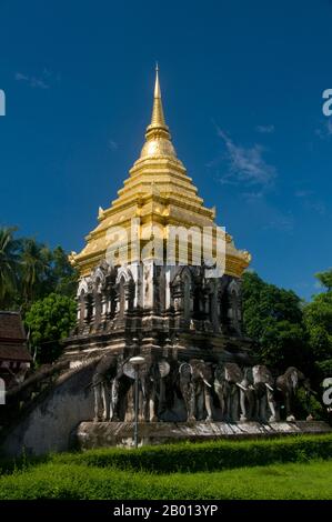 Thailand: Vergoldeter Chedi Chang Lom, umgeben von Sukhothai-Elefanten, Wat Chiang man, Chiang Mai. Wat Chiang man (Chiang Mun) wurde 1297 n. Chr. erbaut und gilt als der älteste Tempel von Chiang Mai. Es wurde an der Stelle errichtet, die König Mangrai während des Baus seiner neuen Hauptstadt Chiang Mai als Lager genutzt hatte. Chiang Mai (was "neue Stadt" bedeutet), manchmal auch als "Chiengmai" oder "Chiangmai" geschrieben, ist die größte und kulturell bedeutsamste Stadt im Norden Thailands. König Mengrai gründete die Stadt Chiang Mai im Jahr 1296, und es folgte Chiang Rai als Hauptstadt des Lanna Königreichs. Stockfoto