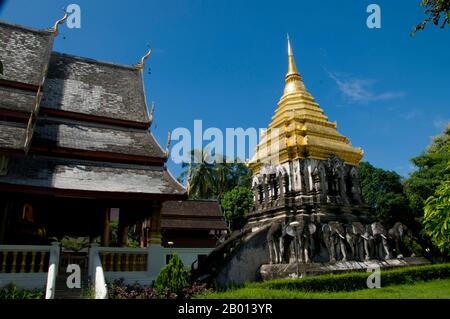 Thailand: Vergoldeter Chedi Chang Lom, umgeben von Sukhothai-Elefanten, Wat Chiang man, Chiang Mai. Wat Chiang man (Chiang Mun) wurde 1297 n. Chr. erbaut und gilt als der älteste Tempel von Chiang Mai. Es wurde an der Stelle errichtet, die König Mangrai während des Baus seiner neuen Hauptstadt Chiang Mai als Lager genutzt hatte. Chiang Mai (was "neue Stadt" bedeutet), manchmal auch als "Chiengmai" oder "Chiangmai" geschrieben, ist die größte und kulturell bedeutsamste Stadt im Norden Thailands. König Mengrai gründete die Stadt Chiang Mai im Jahr 1296, und es folgte Chiang Rai als Hauptstadt des Lanna Königreichs. Stockfoto