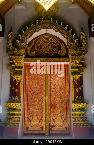 Thailand: Ucokot (Ordinationshalle) Eingang, Wat Chiang man, Chiang Mai. Wat Chiang man (Chiang Mun) wurde 1297 n. Chr. erbaut und gilt als der älteste Tempel von Chiang Mai. Es wurde an der Stelle errichtet, die König Mangrai während des Baus seiner neuen Hauptstadt Chiang Mai als Lager genutzt hatte. Chiang Mai (was „neue Stadt“ bedeutet), manchmal auch als „Chiengmai“ oder „Chiangmai“ geschrieben, ist die größte und kulturell bedeutsamste Stadt im Norden Thailands. König Mengrai gründete die Stadt Chiang Mai im Jahr 1296, und es folgte Chiang Rai als Hauptstadt des Lanna Königreichs. Stockfoto