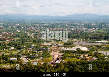 Thailand: Blick vom Balkon des Wat Phrathat Doi Kham, Chiang Mai auf die Royal Flora Ratchaphruek Blumengärten. Chiang Mai (was „neue Stadt“ bedeutet), manchmal auch als „Chiengmai“ oder „Chiangmai“ geschrieben, ist die größte und kulturell bedeutsamste Stadt im Norden Thailands. König Mengrai gründete die Stadt Chiang Mai im Jahr 1296, und es folgte Chiang Rai als Hauptstadt des Lanna Königreichs. Stockfoto