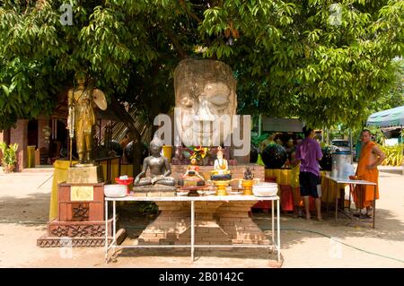 Thailand: Der alte Buddha-Kopf und der Altar wurden für das songkran-Fest auf dem Gelände des Wat Chetlin, Chiang Mai, eingerichtet. Songkran ist das traditionelle thailändische Neujahr und wird vom 13. Bis 15. April gefeiert. Dieses jährliche Wasserfest, das auf Thai als „songkran“ und auf Burma als „Thingyan“ bekannt ist, markiert den Beginn der Regenzeit und wird in Burma, Laos, Thailand und anderen südostasiatischen Ländern, in der Regel im April, gefeiert. Chiang Mai (was „neue Stadt“ bedeutet), manchmal auch als „Chiengmai“ oder „Chiangmai“ geschrieben, ist die größte und kulturell bedeutsamste Stadt im Norden Thailands. Stockfoto