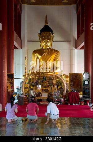 Thailand: Gläubige am Buddha im Hauptviharn im Wat Chetlin, Chiang Mai. Chiang Mai (was „neue Stadt“ bedeutet), manchmal auch als „Chiengmai“ oder „Chiangmai“ geschrieben, ist die größte und kulturell bedeutsamste Stadt im Norden Thailands. König Mengrai gründete die Stadt Chiang Mai im Jahr 1296, und es folgte Chiang Rai als Hauptstadt des Lanna Königreichs. Stockfoto