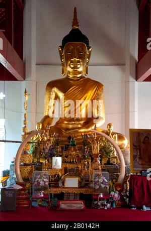 Thailand: Buddha im Hauptviharn im Wat Chetlin, Chiang Mai. Chiang Mai (was „neue Stadt“ bedeutet), manchmal auch als „Chiengmai“ oder „Chiangmai“ geschrieben, ist die größte und kulturell bedeutsamste Stadt im Norden Thailands. König Mengrai gründete die Stadt Chiang Mai im Jahr 1296, und es folgte Chiang Rai als Hauptstadt des Lanna Königreichs. Stockfoto