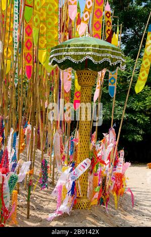 Thailand: Astrologische Banner schmücken den riesigen songkran-Sandchedi im Wat Chetlin, Chiang Mai. In vielen Tempeln werden rund um die Zeit des jährlichen songkran Wasserfestivals riesige Sandchedis gebaut. Die Menschen bringen eine Handvoll Sand in ihren lokalen Tempel und er wird dann in einen Sandchedi geformt. Der mitgebrachte Sand steht symbolisch für den Sand und Schmutz, der im vergangenen Jahr auf den Fußsohlen der Besucher vom Tempel weggetragen wurde. Stockfoto