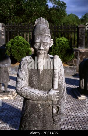 Vietnam: Steinerne Hüterstatuen bewachen das Grab von Kaiser Khai Dinh, Hue. Kaiser Khải Định (8. Oktober 1885 – 6. November 1925) war der 12. Kaiser der Nguyễn-Dynastie in Vietnam. Sein Name bei seiner Geburt war Prinz Nguyễn Phúc Bửu Đảo. Er war der Sohn des Imperators Đồng Khánh, aber er trat ihm nicht sofort nach. Er regierte nur neun Jahre: 1916 - 1925. Hue war zwischen 1802 und 1945 die kaiserliche Hauptstadt der Nguyen-Dynastie. Die Gräber mehrerer Kaiser liegen in und um die Stadt und entlang des Perfume River. Hue ist ein UNESCO-Weltkulturerbe. Stockfoto