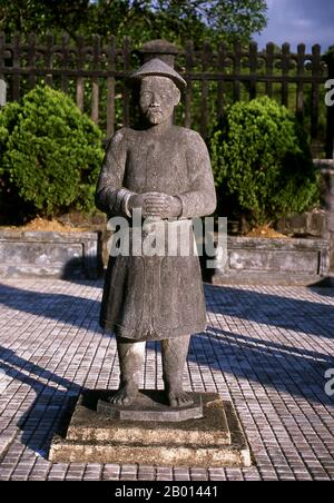 Vietnam: Steinerne Hüterstatuen bewachen das Grab von Kaiser Khai Dinh, Hue. Kaiser Khải Định (8. Oktober 1885 – 6. November 1925) war der 12. Kaiser der Nguyễn-Dynastie in Vietnam. Sein Name bei seiner Geburt war Prinz Nguyễn Phúc Bửu Đảo. Er war der Sohn des Imperators Đồng Khánh, aber er trat ihm nicht sofort nach. Er regierte nur neun Jahre: 1916 - 1925. Hue war zwischen 1802 und 1945 die kaiserliche Hauptstadt der Nguyen-Dynastie. Die Gräber mehrerer Kaiser liegen in und um die Stadt und entlang des Perfume River. Hue ist ein UNESCO-Weltkulturerbe. Stockfoto
