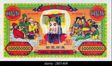 China: 'Höllenwährung' - eine Höllenbanknote - mit einem Bild des Jade-Imperators, der in der traditionellen chinesischen Gesellschaft in der Ahnenverehrung verwendet wird. Hell Banknoten sind eine Form von Joss Papier gedruckt, um moderne Banknoten ähneln. Höllenbanknoten sind nirgendwo auf der Welt eine offizielle Währung oder ein gesetzliches Zahlungsmittel. Sie sollen in chinesischer Ahnenverehrung verbrannt werden. Die Banknoten der Hölle sind für ihre großen Stückelungen bekannt, die von 10 Millionen bis zu mehreren Milliarden reichen und in der Regel das Bild des Jade-Imperators tragen, des präsidierenden Monarchen des Himmels im Daoismus. Stockfoto