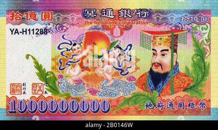 China: 'Höllenwährung' - eine Höllenbanknote - mit einem Bild des Jade-Imperators, der in der traditionellen chinesischen Gesellschaft in der Ahnenverehrung verwendet wird. Hell Banknoten sind eine Form von Joss Papier gedruckt, um moderne Banknoten ähneln. Höllenbanknoten sind nirgendwo auf der Welt eine offizielle Währung oder ein gesetzliches Zahlungsmittel. Sie sollen in chinesischer Ahnenverehrung verbrannt werden. Die Banknoten der Hölle sind für ihre großen Stückelungen bekannt, die von 10 Millionen bis zu mehreren Milliarden reichen und in der Regel das Bild des Jade-Imperators tragen, des präsidierenden Monarchen des Himmels im Daoismus. Stockfoto