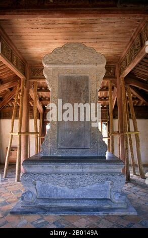 Vietnam: Stele in einer Außentappe am Grab von Kaiser Minh Mang, Hue. Minh Mạng (1791–1841) war der zweite Kaiser der Nguyen-Dynastie von Vietnam und regierte vom 14. Februar 1820 bis zum 20. Januar 1841. Minh Mang war ein Klassizist, galt als einer der gelehrtesten Monarchen Vietnams. Er war als Dichter bekannt und galt als Kaiser, der sich aufrichtig um sein Land kümmerte und seiner Herrschaft große Aufmerksamkeit schenkte, bis hin zur Mikroverwaltung bestimmter Politiken. Er verfolgte eine skeptische Politik gegenüber christlichen Missionaren und versuchte oft, ihre Aktivitäten mit administrativen Mitteln zu hemmen. Stockfoto