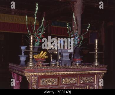 Vietnam: Altar am Grab von Kaiser Minh Mang, Hue. Minh Mạng (1791–1841) war der zweite Kaiser der Nguyen-Dynastie von Vietnam und regierte vom 14. Februar 1820 bis zum 20. Januar 1841. Minh Mang war ein Klassizist, galt als einer der gelehrtesten Monarchen Vietnams. Er war als Dichter bekannt und galt als Kaiser, der sich aufrichtig um sein Land kümmerte und seiner Herrschaft große Aufmerksamkeit schenkte, bis hin zur Mikroverwaltung bestimmter Politiken. Er verfolgte eine skeptische Politik gegenüber christlichen Missionaren und versuchte oft, ihre Aktivitäten mit administrativen Mitteln zu hemmen. Stockfoto