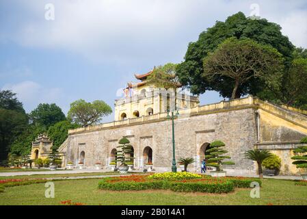 Blick auf das Südtor Doan Mon der antiken Stadtfestung Thang Long. Hanoi, Vietnam Stockfoto