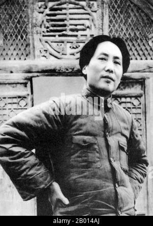 China: Mao Zedong (26. Dezember 1893 – 9. September 1976), Vorsitzender der Volksrepublik China, c. 1937. Mao Zedong, auch als Mao Tse-tung transliteriert, war ein chinesischer kommunistischer Revolutionär, Guerilla-Kriegsstratege, Autor, politischer Theoretiker und Führer der chinesischen Revolution. Allgemein als Vorsitzender Mao bezeichnet, war er seit seiner Gründung im Jahr 1949 der Architekt der Volksrepublik China (PRC) und hatte bis zu seinem Tod im Jahr 1976 die autoritäre Kontrolle über die Nation. Sein theoretischer Beitrag zum Marxismus-Leninismus wurde kollektiv als Maoismus bezeichnet. Stockfoto