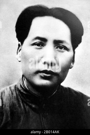 China: Mao Zedong (26. Dezember 1893 – 9. September 1976), Vorsitzender der Volksrepublik China, c. 1937. Mao Zedong, auch als Mao Tse-tung transliteriert, war ein chinesischer kommunistischer Revolutionär, Guerilla-Kriegsstratege, Autor, politischer Theoretiker und Führer der chinesischen Revolution. Allgemein als Vorsitzender Mao bezeichnet, war er seit seiner Gründung im Jahr 1949 der Architekt der Volksrepublik China (PRC) und hatte bis zu seinem Tod im Jahr 1976 die autoritäre Kontrolle über die Nation. Sein theoretischer Beitrag zum Marxismus-Leninismus wurde kollektiv als Maoismus bezeichnet. Stockfoto