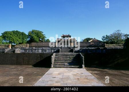 Vietnam: Treppe und Eingang zum Grab von Kaiser Thieu Tri, Hue. Nguyễn Phúc Miên Tông (6. Juni 1807 – 4. November 1847) war der dritte Kaiser der vietnamesischen Nguyễn-Dynastie und erhielt den Namen Thiệu Trị. Er war der älteste Sohn von Kaiser Minh Mạng und regierte vom 14. Februar 1841 bis zu seinem Tod am 4. November 1847. Kaiser Thiệu Trị war seinem Vater Minh Mạng ähnlich und setzte seine konservative Politik des Isolationismus und der Verfestigung des Konfuzianismus weiter. Thiệu Trị war in der konfuzianischen Tradition hoch ausgebildet und hatte eine gewisse Neugier auf den Westen, war aber sehr misstrauisch. Stockfoto