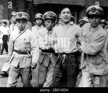 China: Wang Xiaohe (1924-1948) wurde am 30. September 1948 in Shanghai von den Sicherheitskräften der Kuomintang verhaftet und weggeführt. Er wurde noch am selben Tag hingerichtet. Wang Xiaohe arbeitete bei der Shanghai Electric Power Company und war Gewerkschaftsorganisator und Untergrundmitglied der Kommunistischen Partei Chinas. Der chinesische Bürgerkrieg war ein Konflikt zwischen den Kräften, die der Kuomintang (KMT)-geführten Regierung der Republik China treu sind, und den Kräften, die der Kommunistischen Partei Chinas (KPCh) treu sind. Der Krieg begann im August 1927 mit der Nordexpedition von Chiang Kai-Shek und endete, als die großen aktiven Schlachten 1950 aufhörten. Stockfoto