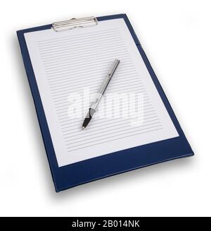 Perspektivische Ansicht eines blauen Clipboards und liniertes weißes Papier mit einem Stift, isoliert auf weiß mit einem Schlagschatten Stockfoto