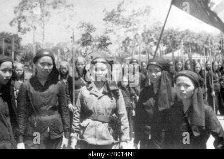 Vietnam: Hoa Hao weibliche Miliz im Mekong Delta, c. 1954. Hoa Hao ist eine religiöse Tradition, die auf dem Buddhismus basiert und 1939 von Huynh Phy Sy, einem gebürtigen aus der Region des Mekong-Flussdeltas im Süden Vietnams, gegründet wurde. Als Amerika begann, in Südvietnam einzugreifen, waren die mächtigsten Gruppen, die sich um die Amerikaner kümmern sollten, die Cao Dai, die Binh Xuyen und die Hoa Hao, die unter General Ba Cụt eine kleine private Armee gebildet hatten. OSS Colonel Edward Lansdale benutzte Bestechung mit CIA-Mitteln, um den Hoa Hao zu Spalten und 1956 zerschlug General Duơng Van Minh den Hoa Hao und General Ba Cụt wurde gefangen genommen und geköpft Stockfoto