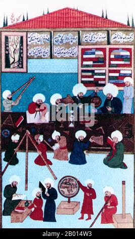 Türkei/Naher Osten: Osmanische Astronomen verwenden ein Astrolabium und einen Querstab, um zu versuchen, den Breitengrad in einem Observatorium in Konstantinopel zu bestimmen. Gemälde von Ala ad-DIN Mansur-Shirazi (fl. 1574-1595), c. 1574-1595. Die Zeit von der Mitte des 8. Jahrhunderts bis zur Mitte des 13. Jahrhunderts gilt als das islamische Goldene Zeitalter. Es war eine Zeit, in der Araber und Muslime große Fortschritte in den Bereichen Wissenschaft, Technik, Bildung, Technologie und mehr gemacht haben. Die Astronomie wurde sorgfältig untersucht, um die Richtung der Qibla zu berechnen und die Zeiten für Salah, muslimische Gebete sowie Seeleute und Seefahrer zu unterstützen. Stockfoto