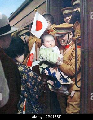 China: Ein japanischer Soldat sagt Auf Wiedersehen zu einem kleinen Kind, bevor er 1933 in der Mandschurei in einen Truppenzug einstieg. Der zweite chinesisch-japanische Krieg wird normalerweise von 1937 auf die endgültige Niederlage Japans im Jahr 1945 datiert, aber tatsächlich waren Japan und China seit dem Vorfall in Mukden im Jahr 1931, als Japan die Mandschurei eroberte und den Marionettenstaat Mandschukuo aufstellte, in einem Zustand des nicht erklärten Krieges. Die Japaner installierten 1932 den ehemaligen Qing-Kaiser Puyi als Staatsoberhaupt, und zwei Jahre später wurde er zum Kaiser von Manchukuo mit dem Namen Kangde (Ruhe und Tugend) erklärt. Stockfoto