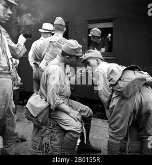 China: Japanische Truppen warten auf die Abfahrt eines Truppenzuges. Zweiter Chinesisch-Japanischer Krieg (7. Juli 1937 – 9. September 1945). Der zweite Chinesisch-Japanische Krieg war ein militärischer Konflikt, der hauptsächlich zwischen der Republik China und dem Kaiserreich Japan geführt wurde. Nach dem japanischen Angriff auf Pearl Harbor verschmolz der Krieg in den größeren Konflikt des Zweiten Weltkriegs als Hauptfront des so genannten Pazifikkrieges. Obwohl die beiden Länder seit 1931 intermittierend gekämpft hatten, begann der totale Krieg 1937 ernsthaft und endete erst mit der Kapitulation Japans im Jahr 1945. Stockfoto