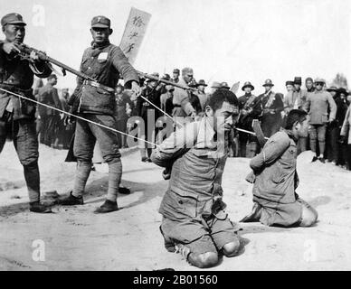 China: Hinrichtung chinesischer Kollaborateure durch nationalistische Truppen, Shanghai, 1937. Zweiter Chinesisch-Japanischer Krieg (7. Juli 1937 – 9. September 1945). Der zweite Chinesisch-Japanische Krieg war ein militärischer Konflikt, der hauptsächlich zwischen der Republik China und dem Kaiserreich Japan geführt wurde. Nach dem japanischen Angriff auf Pearl Harbor verschmolz der Krieg in den größeren Konflikt des Zweiten Weltkriegs als Hauptfront des so genannten Pazifikkrieges. Obwohl die beiden Länder seit 1931 intermittierend gekämpft hatten, begann der totale Krieg 1937 ernsthaft und endete erst mit der Kapitulation Japans im Jahr 1945. Stockfoto