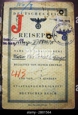 Deutschland/China/Israel: Ein dritter Reichs-Reisepass nach Shanghai (1939). Deutscher Reiseausweis des Dritten Reiches (Nazi), ausgestellt am 10. Januar 1939 an Walter Otto Israel Loebinger, einen deutschen Juden. Die Dokumentation zeigt, dass Loebinger über Ceylon (Sri Lanka) und Hongkong auf dem Seeweg nach Shanghai gereist ist. Die Geschichte hat ein glückliches Ende - erstaunlicherweise - mit einem israelischen Stempel auf Hebräisch, auf einem NS-Reisedokument, datiert vom 12. November 1950, zwei Jahre nach der Gründung des Staates Israel. Stockfoto