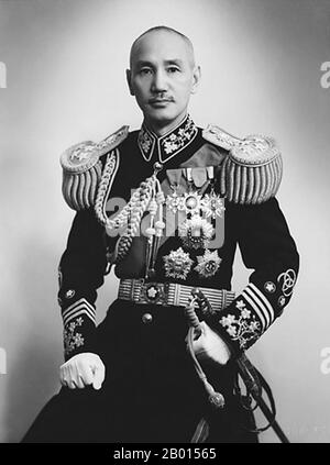 China: General Chiang Kai-shek (31. Oktober 1887 – 5. April 1975), Anführer der Kuomintang, 1943. Chiang Kai-shek war ein politischer und militärischer Führer des China des 20. Jahrhunderts. Er ist auf Mandarin als Jiǎng Jièshí oder Jiǎng Zhōngzhèng bekannt. Chiang war ein einflussreiches Mitglied der nationalistischen Partei, der Kuomintang (KMT), und ein enger Verbündeter von Sun Yat-sen. Er wurde Kommandant der Whammoa-Militärakademie der Kuomintang und übernahm den Platz von Sun als Anführer der KMT, als Sun 1925 starb. 1926 führte Chiang die Nordexpedition an, um das Land zu vereinigen und wurde Chinas nominaler Führer. Stockfoto