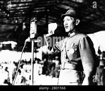 China: General Chiang Kai-shek spricht bei Hankou, 1940. Chiang Kai-shek war ein politischer und militärischer Führer des China des 20. Jahrhunderts. Er ist auf Mandarin als Jiǎng Jièshí oder Jiǎng Zhōngzhèng bekannt. Chiang war ein einflussreiches Mitglied der nationalistischen Partei, der Kuomintang (KMT), und ein enger Verbündeter von Sun Yat-sen. Er wurde Kommandant der Whammoa-Militärakademie der Kuomintang und übernahm den Platz von Sun als Anführer der KMT, als Sun 1925 starb. 1926 führte Chiang die Nordexpedition an, um das Land zu vereinigen. Stockfoto