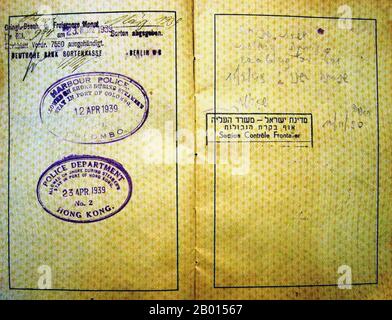 Deutschland/China/Israel: Ein dritter Reichs-Reisepass nach Shanghai (1939). Deutscher Reiseausweis des Dritten Reiches (Nazi), ausgestellt am 10. Januar 1939 an Walter Otto Israel Loebinger, einen deutschen Juden. Die Dokumentation zeigt, dass Loebinger über Ceylon (Sri Lanka) und Hongkong auf dem Seeweg nach Shanghai gereist ist. Die Geschichte hat ein glückliches Ende - erstaunlicherweise - mit einem israelischen Stempel auf Hebräisch, auf einem NS-Reisedokument, datiert vom 12. November 1950, zwei Jahre nach der Gründung des Staates Israel. Stockfoto