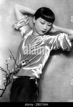 USA: Anna May Wong, chinesisch-amerikanische Filmstars (3. Januar 1905 – 3. Februar 1961), c. 1929-1930. Anna May Wong war eine amerikanische Schauspielerin, der erste chinesisch-amerikanische Filmstar und die erste asiatische Amerikanerin, die zu einem internationalen Star wurde. Ihre lange und abwechslungsreiche Karriere umfasste sowohl Stummfilm als auch Tonfilm, Fernsehen, Bühne und Radio. Wong, der in der Nähe des Chinatown-Viertels von Los Angeles als Sohn chinesisch-amerikanischer Eltern der zweiten Generation geboren wurde, war in die Filme verliebt und begann schon früh, in Filmen zu spielen. Stockfoto