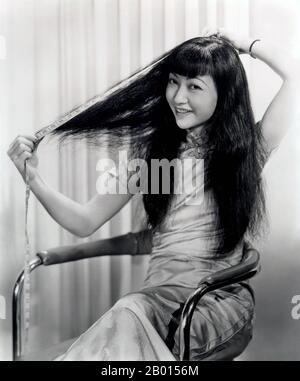 USA: Anna May Wong, chinesisch-amerikanische Filmstars (3. Januar 1905 – 3. Februar 1961), c. 1930er Jahre. Anna May Wong war eine amerikanische Schauspielerin, der erste chinesisch-amerikanische Filmstar und die erste asiatische Amerikanerin, die zu einem internationalen Star wurde. Ihre lange und abwechslungsreiche Karriere umfasste sowohl Stummfilm als auch Tonfilm, Fernsehen, Bühne und Radio. Wong, der in der Nähe des Chinatown-Viertels von Los Angeles als Sohn chinesisch-amerikanischer Eltern der zweiten Generation geboren wurde, war in die Filme verliebt und begann schon früh, in Filmen zu spielen. Stockfoto