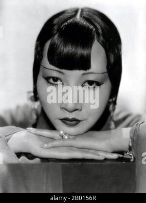 USA: Anna May Wong, chinesisch-amerikanische Filmstars (3. Januar 1905 – 3. Februar 1961),1934. Anna May Wong war eine amerikanische Schauspielerin, der erste chinesisch-amerikanische Filmstar und die erste asiatische Amerikanerin, die zu einem internationalen Star wurde. Ihre lange und abwechslungsreiche Karriere umfasste sowohl Stummfilm als auch Tonfilm, Fernsehen, Bühne und Radio. Wong, der in der Nähe des Chinatown-Viertels von Los Angeles als Sohn chinesisch-amerikanischer Eltern der zweiten Generation geboren wurde, war in die Filme verliebt und begann schon früh, in Filmen zu spielen. Stockfoto