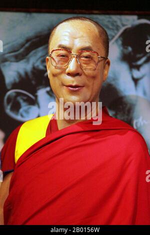 China/Tibet/Indien: Der 14. Dalai Lama, Tenzin Gyatso (6. Juli 1935-), 21. Jahrhundert. Der 14. Dalai Lama (religiöser Name: Tenzin Gyatso, abgekürzt von Jetsun Jamphel Ngawang Lobsang Yeshe Tenzin Gyatso, geboren Lhamo Dondrub) ist der 14. Und aktuelle Dalai Lama. Dalai Lamas sind die einflussreichste Figur in der Gelugpa-Linie des tibetischen Buddhismus, obwohl der 14. Die Kontrolle über die anderen Linien in den letzten Jahren konsolidiert hat. Er gewann 1989 den Friedensnobelpreis und ist auch bekannt für seine lebenslange Fürsprache für Tibeter innerhalb und außerhalb Tibets. Stockfoto
