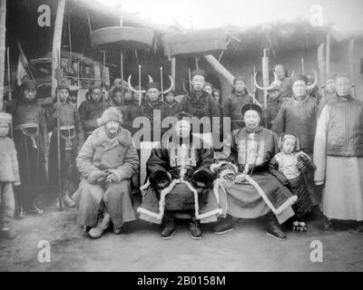 China: Paul Pelliot mit den militärischen und zivilen Mandarinen der Oase Qumul (Hami), Xinjiang. Fotografiert von Charles Nouette (1869. – 2. Mai 1910), 1908. Paul Pelliot (28. Mai 1878 - 26. Oktober 1945), französischer Orientalist, Archäologe und Bagger der Seidenstraße, sitzt zusammen mit Yang Jinbang, der militärischen Mandarine von Hami, und Liu Runtong, der zivilen Mandarine von Hami, zusammen mit ihrer Eskorte. Wie seine Zeitgenossen Sir Aurel Stein, Albert von Le Coq und andere erhielt Paul Pelliot das anhaltende Oppobrium der Chinesen für das, was weithin als die "Plünderung" chinesischer Altertümer angesehen wird. Stockfoto