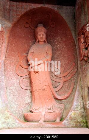 China: Guanyin Höhlenskulptur, Lingyun Shan (hoch aufragender Wolkenkugel), Leshan, Provinz Sichuan. Guanyin ist der Bodhisattva, der mit Mitgefühl verbunden ist, wie es von ostasiatischen Buddhisten verehrt wird, normalerweise als weiblich. Der Name Guanyin ist die Abkürzung für Guanshiyin, was bedeutet: „die Geräusche (oder Schreie) der Welt beobachten“. Sie wird auch manchmal als Guanyin Pusa bezeichnet. Im Buddhismus ist ein Bodhisattva entweder eine erleuchtete (Bodhi) Existenz (Sattva) oder ein Erleuchtungs-Wesen oder, wenn man die Variante des Sanskrit-Schreibung satva anstelle von Sattva bedenkt, 'heroisch gesinnter (satva) für Erleuchtung (Bodhi)'. Stockfoto