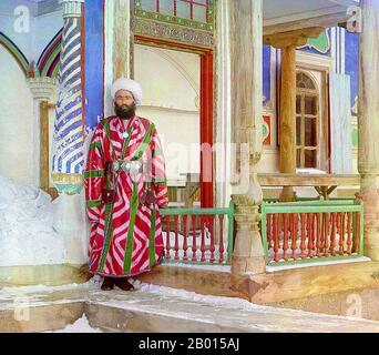 Usbekistan: Ein Minister des Emirats Buchara in formeller Kleidung. Foto von Sergei Prokudin-Gorskii (1863-1944), c. 1905-1915. Usbekistan: Flagge des Emirats Buchara (1785-1920). Das Emirat Buchara war ein zentralasiatischer Staat, der von 1785 bis 1920 existierte. Es besetzte das Land zwischen den Flüssen Amu Darya und Syr Darya, früher bekannt als Transoxiana. Sein Kerngebiet war das Land entlang des unteren Flusses Zarafshan, und seine städtischen Zentren waren die alten Städte Samarkand und die Hauptstadt des Emirats, Buchara. Es war gleichzeitig mit dem Khanat von Chiwa im Westen, in Khwarezm. Stockfoto