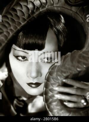 USA: Anna May Wong, chinesisch-amerikanische Filmstars (3. Januar 1905 – 3. Februar 1961), c. 1931. Anna May Wong war eine amerikanische Schauspielerin, der erste chinesisch-amerikanische Filmstar und die erste asiatische Amerikanerin, die zu einem internationalen Star wurde. Ihre lange und abwechslungsreiche Karriere umfasste sowohl Stummfilm als auch Tonfilm, Fernsehen, Bühne und Radio. Wong, der in der Nähe des Chinatown-Viertels von Los Angeles als Sohn chinesisch-amerikanischer Eltern der zweiten Generation geboren wurde, war in die Filme verliebt und begann schon früh, in Filmen zu spielen. Stockfoto