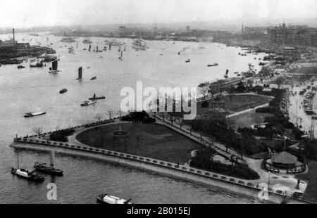 China: Shanghai - The Bund Gardens (Huangpu Park) und Schifffahrt auf dem Huangpu River, 1930. Huangpu Park (Huángpǔ Gōngyuán) ist der Name des dreieckigen Grüns am nördlichen Ende des Bundes in Shanghai, dem ältesten und kleinsten Park der Stadt. Es ist der Ort des hochaufragenden Denkmals für die Helden des Volkes, das an diejenigen erinnert, die dazu beigetragen haben, China von der ausländischen Besatzung zu befreien, und des historischen Museums des Bundes, das die Geschichte des Bundes in alten Fotografien zeigt. Der erste Park an diesem Standort wurde 1886 als Public Garden gegründet, der erste Park in China, der für die Öffentlichkeit zugänglich ist. Stockfoto