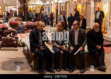 Tabriz, Iran - 12. Mai 2019: Großer Basar in Tabriz mit Mann auf dem Teppichmarkt, Iran. Stockfoto