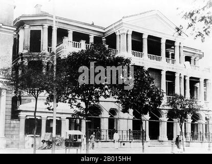 China: Shanghai - Der (Alte) Shanghai Club, 1902. Der ursprüngliche Shanghai Club war ein dreistöckiges Gebäude aus rotem Backstein, das 1861 von den Briten erbaut wurde. Der ursprüngliche Club wurde abgerissen und 1910 mit Stahlbeton im neoklassizistischen Design umgebaut. Der große Speisesaal im ersten Stock hatte einen schwarzen und weißen Marmorboden, während die Eingangstreppe aus importiertem sizilianischem Marmor war. Der Club war ein britischer Männerclub und war der exklusivste Club in Shanghai während der Blütezeit der 1920er und 1930er Jahre. Der Mitgliedsbeitrag betrug 59125 und der monatliche Beitrag betrug 9 Dollar. Stockfoto