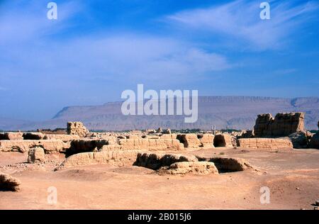 China: Die Ruinen in Karakhoja oder Gaochang Gucheng (alte Stadt Gaochang), in der Nähe von Turpan, Provinz Xinjiang. Die Ruinen von Karakhoja oder Gaochang Gucheng stammen aus der ersten Han-chinesischen Eroberung des Gebiets im 2. Jahrhundert v. Chr. Etwa 46 km südöstlich von Turpan am Rande der Lop-Wüste gelegen, ist Karakhoja größer als Yarkhoto, aber eher weniger gut erhalten. Ursprünglich als Garnisonsstadt gegründet, entwickelte sie sich zu einer wohlhabenden Stadt in der Tang-Zeit, bevor sie schließlich im 14. Jahrhundert verlassen wurde, wahrscheinlich aufgrund einer Kombination aus endemischer Kriegsführung und Wüstenbildung. Stockfoto