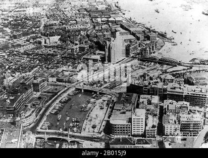 China: Shanghai - Suzhou Creek und der Huangpu Fluss aus der Luft, c. 1935. Ein Luftbild des geschäftigen Bezirks Hongkou Mitte der 1930er Jahre. In Hongkou befinden sich das Astor House Hotel, die Broadway-Villen, der Lu Xun Park und das Lu Xun-Denkmal sowie die Kreuzung von Suzhou Creek und Huangpu River. Stockfoto