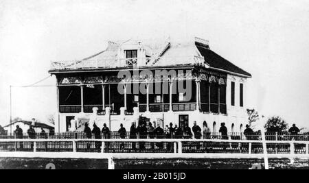 China: Die Tribüne des Shanghai Race Club im Jahr 1865. Der Shanghai Race Club war die ursprüngliche Pferderennorganisation für Shanghai, China. Als 1848 das erste Pferderennen-Treffen in Shanghai stattfand, war der Shanghai Race Club als Race Committee des Shanghai Recreation Club bekannt. Im Jahr 1855 wurde es ein Club. 1862 löste sie sich vom Shanghai Recreation Club ab, um eine unabhängige Organisation zu werden. Der Shanghai Race Club wurde 1941 geschlossen und 2006 reformiert. Stockfoto