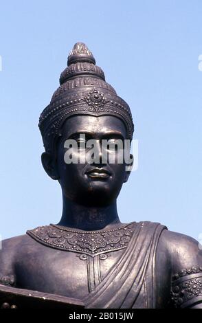 Thailand: Statue von König Ramkhamhaeng dem Großen, Sukhothai Historischer Park. Pho Khun RAM Khamhaeng (c. 1237/1247-1298) war der dritte König der Phra Ruang Dynastie und regierte das Sukhothai Königreich (ein Vorläufer des modernen Königreichs Thailand) von 1279 bis 1298, während seiner wohlhabendsten Ära. Ihm wird die Schaffung des thailändischen Alphabets und die feste Etablierung des Theravada-Buddhismus als Staatsreligion des Königreichs zugeschrieben. Die jüngsten Studien haben jedoch Zweifel an seiner Rolle aufkommen lassen und festgestellt, dass ein Großteil der Informationen in Bezug auf seine Regel erfunden worden sein könnte. Stockfoto