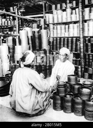 Burma/Myanmar: Ein Lackwarenstand in Pagan, Zentral-Burma, c. 1920er Jahre. Lackschalen wurden am häufigsten für Betelnuss verwendet. Lackwaren ist noch heute ein traditionelles Produkt in der heidnischen Region, da Lackharz aus einheimischen Bäumen gewonnen wird. Die britische Eroberung Burmas begann 1824 als Reaktion auf einen birmanischen Versuch, Indien zu erobern. Bis 1886 und nach zwei weiteren Kriegen hatte Großbritannien das ganze Land in den britischen Raj aufgenommen. Um den Handel anzukurbeln und Veränderungen zu erleichtern, brachten die Briten Inder und Chinesen, die die Burmesen schnell in städtische Gebiete verdrängten. Stockfoto