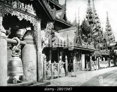 Birma/Myanmar: Eine Messingglocke und Chedis im Inneren der Shwesandaw-Pagode in Prome, c. 1920er Jahre. Shwesandaw Pagode, oder Shwesandaw Paya, ist ein buddhistischer Tempel im Zentrum von Prome oder Pyay. Es ist einer der wichtigsten buddhistischen Wallfahrtsorte in Burma und soll zwei der Haare Buddhas enthalten, wie sein Name für „Goldene Haarreliquie“ steht. Mit 325 m ist sie einen Meter höher als die Shwedagon-Pagode in Rangun. Prome, umbenannt in Pyay, ist eine Stadt in der Pegu (Bago) Division im unteren Burma, am Irrawaddy (Ayeyarwady) Fluss, etwa 260 km nordwestlich von Rangun. Stockfoto