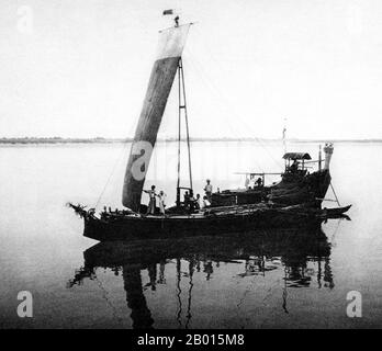 Burma/Myanmar: Ein Boot fährt auf dem Irrawadden River, c. 1920er Jahre. Der 2,170 km lange Irrawaddy River, oder Ayeyarwady, fließt von Norden nach Süden durch das Herz Burmas und gilt als die wichtigste Wasserstraße des Landes. Sie entspringt im Bundesstaat Kachin am Zusammenfluss der Flüsse N'mai und Mali und fließt stromabwärts durch das Zentrum Burmas, wo sie im Irrawaddies-Delta und in der Andamanensee mündet. Während der britischen Kolonialherrschaft war der Irrawadden die entscheidende Arterie für Handel und Handel, insbesondere für Teakholz. Stockfoto
