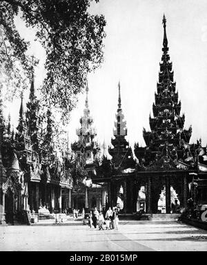 Burma/Myanmar: Chedis im Inneren des Geländes der Shwedagon Pagode, Rangun, c. 1920er Jahre. Die 98 m (322 ft) lange vergoldete Stupa der Shwedagon-Pagode dominiert die Skyline von Rangun von ihrem Aussichtspunkt auf dem Singuttara-Hügel im Zentrum der Stadt und ist Burmas bekanntestes Wahrzeichen und Buddhistisches Denkmal. Obwohl die Legende besagt, dass die Pagode zur Zeit von Siddharta Gautama, dem Buddha, vor etwa 2,500 Jahren gebaut wurde, schreiben Archäologen den Bau des Tempels den Mon-Leuten irgendwann zwischen dem 6. Und 10. Jahrhundert u.Z. zu. Sie wird oft als die „Goldene Pagode“ bezeichnet. Stockfoto